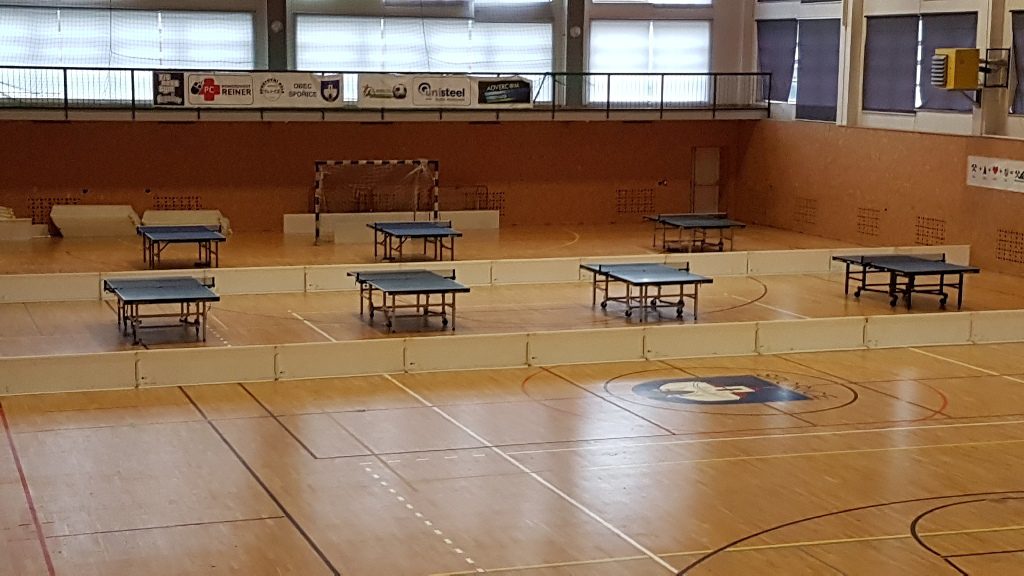 Tischtennisplatten in einer Halle
